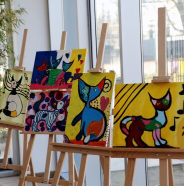 paintings easels exhibits
